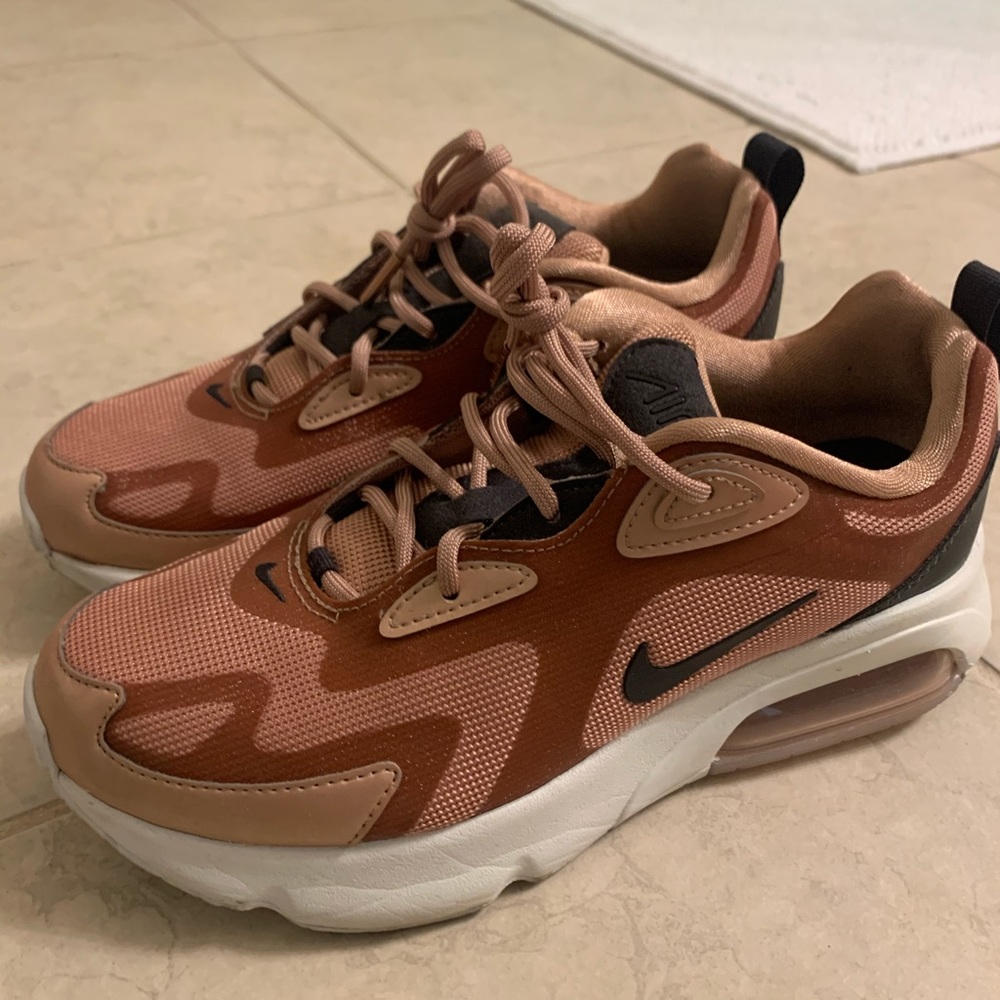 Women’s Nike 200